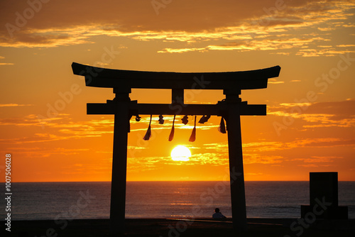 鳥居と日の出と朝焼け