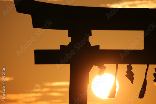 初詣と太陽と鳥居