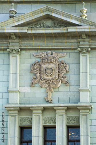 Detalle de escudo en la fachada del Palacio Nacional de la Cultura en Guatemala