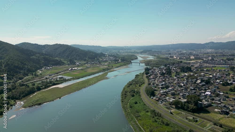 信濃川が流れる小千谷市の風景 信濃川が流れる小千谷市の風景