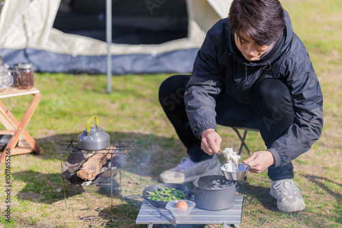 ご飯を盛る男性 photo