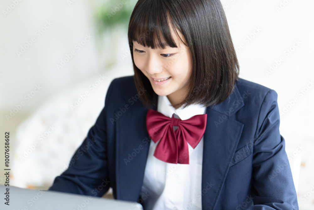 オンライン授業を受ける高校生 オンライン授業を受ける高校生