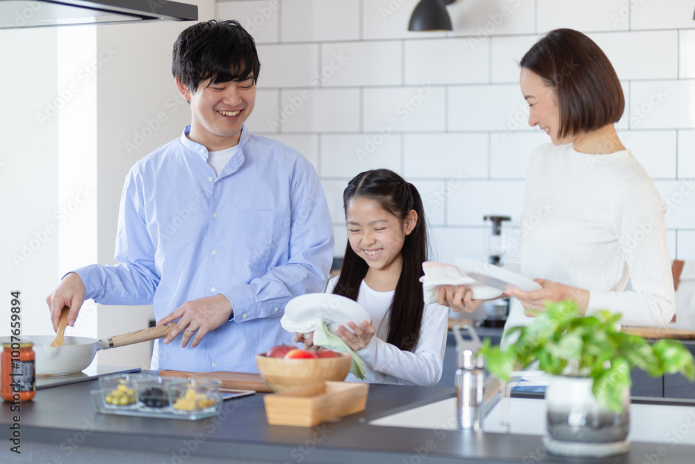 キッチンに立つ家族 キッチンに立つ家族