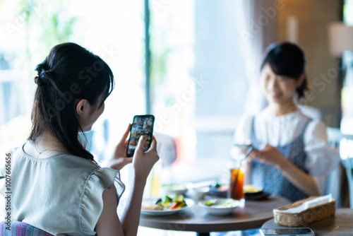 カフェでくつろぐ女性 photo