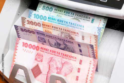 Cuadro en lienzo Tanzanian shilling in the counting machine