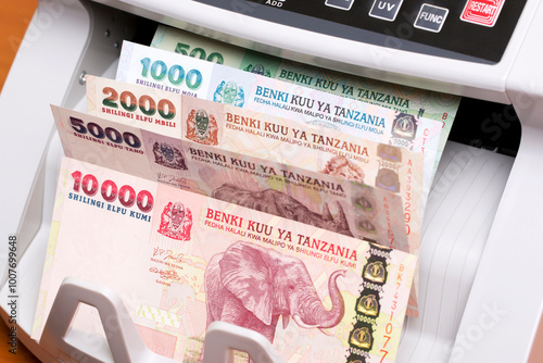 Foto Tanzanian shilling in the counting machine