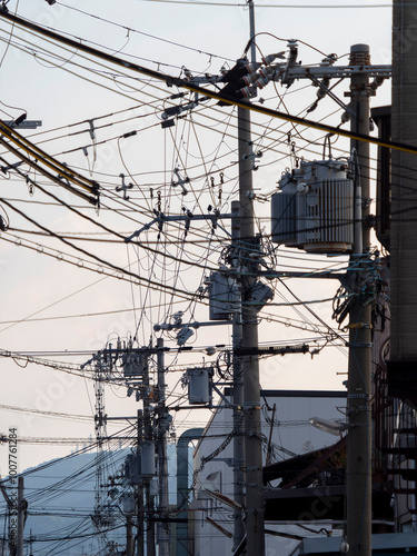 電柱と電線が密集する街の風景 photo