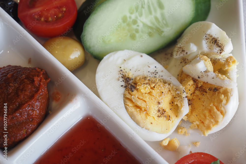 Using fresh ingredients such as boiled eggs, various vegetables, and delicious dipping sauces Using fresh ingredients such as boiled eggs, various vegetables, and delicious dipping sauces