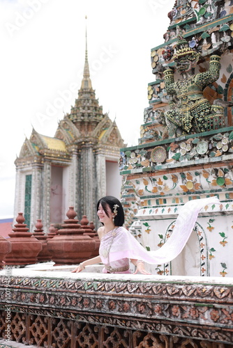 Photography Young Asian women in traditional thai costumes at Wat Arun Ratchawararam (the Temple of Dawn) in Bangkok, Thailand