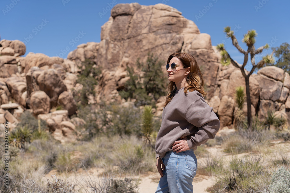Naklejka premium Woman exploring Joshua Tree, National park in California