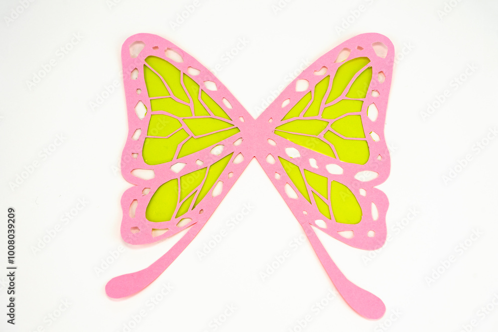 切り絵のピンクの蝶