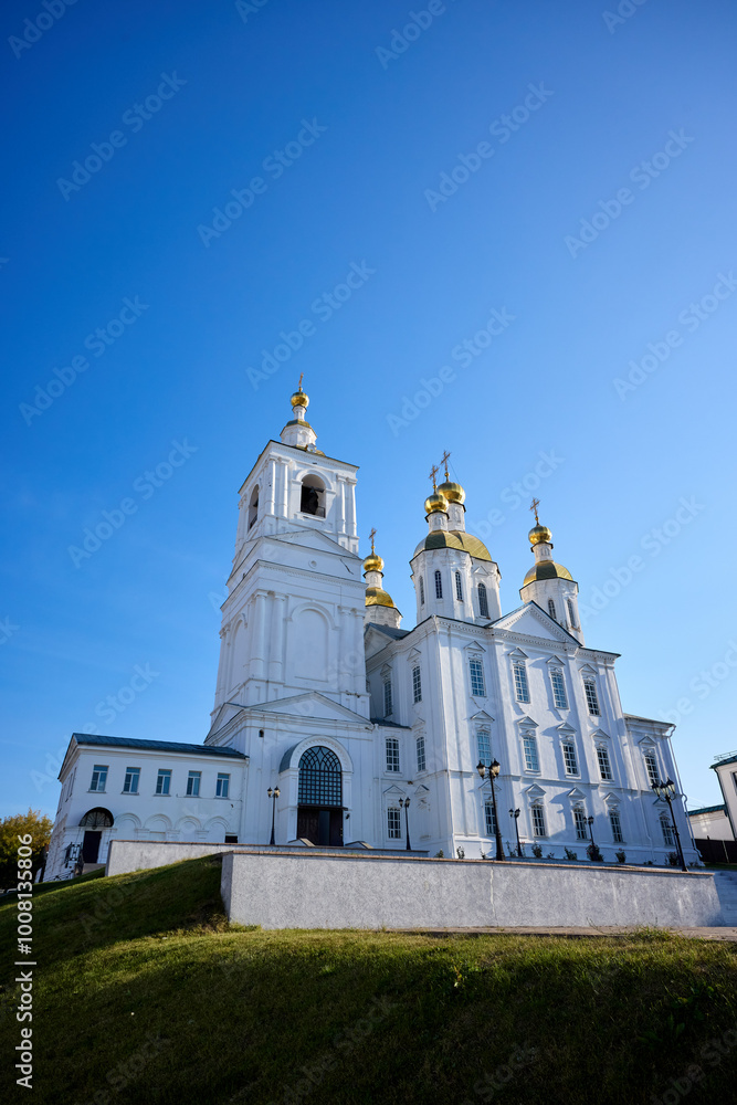 Fototapeta premium Annunciation Church in Arzamas - Golden Domes and Blue Sky