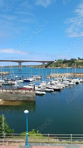 Video vertical panorámica del puerto deportivo de la villa asturiana de Ribadeo, litoral cantábrico, norte de España. No audio photo