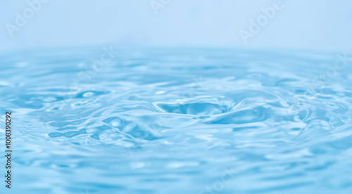 複雑な模様か現れる美しい水面