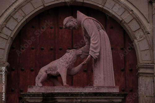 San Francisco de asis es un hombre marcado por el amor que invitaba a la paz y bien. 