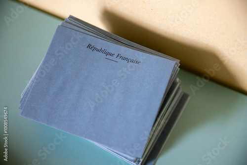 Pile d'enveloppe de vote. Elles sont destinées à contenir les bulletins de vote secrets. Elles sont déposées dans l'urne.