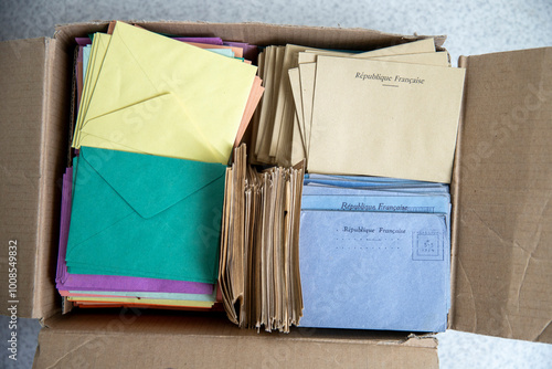 Pile d'enveloppe de vote. Elles sont destinées à contenir les bulletins de vote secrets. Elles sont déposées dans l'urne. photo