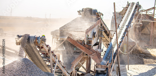 Quadro em tela Vibrating screen stone crusher in operation