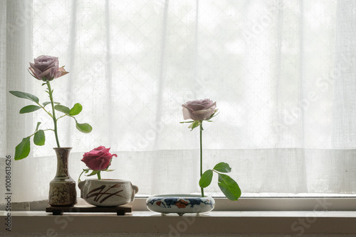 窓際のバラの生け花