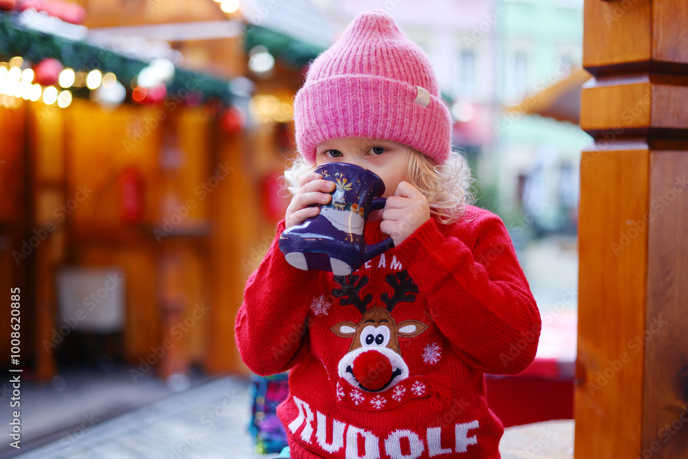 Φωτογραφία little girl drink tea at the Christmas market in Wroclaw Poland