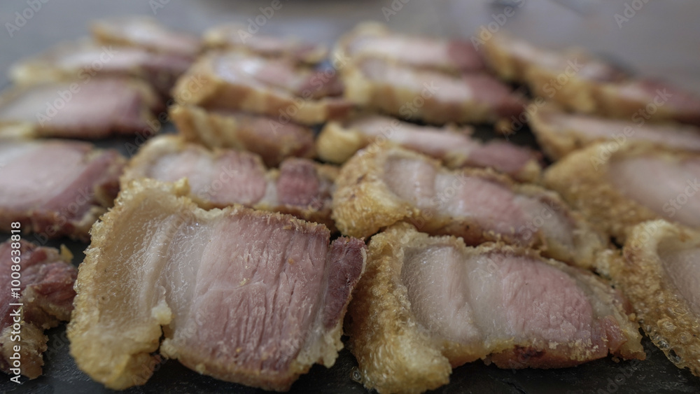 Torrezno cortado y servido en plato de pizarra típico de Albacete Torrezno cortado y servido en plato de pizarra típico de Albacete