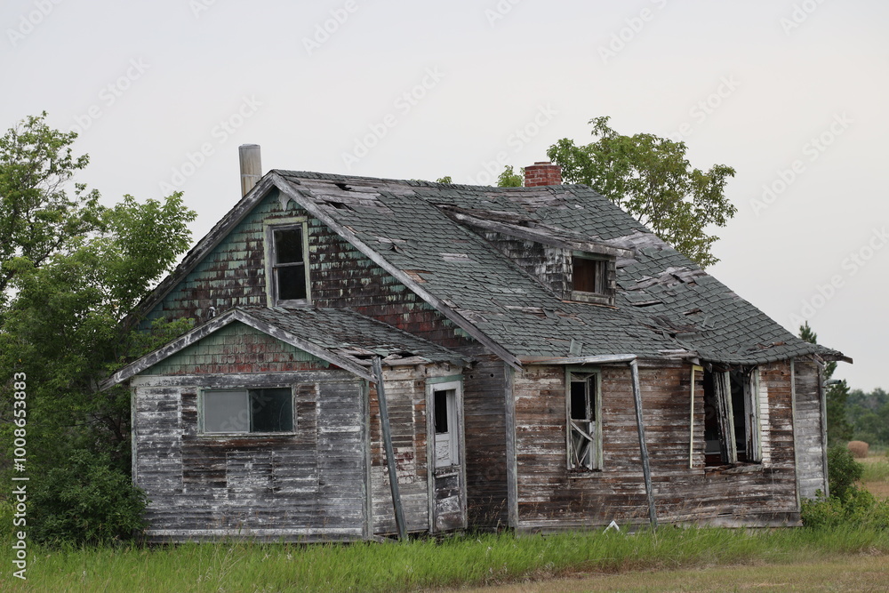 Obraz premium abandoned farm house slowly rotting away