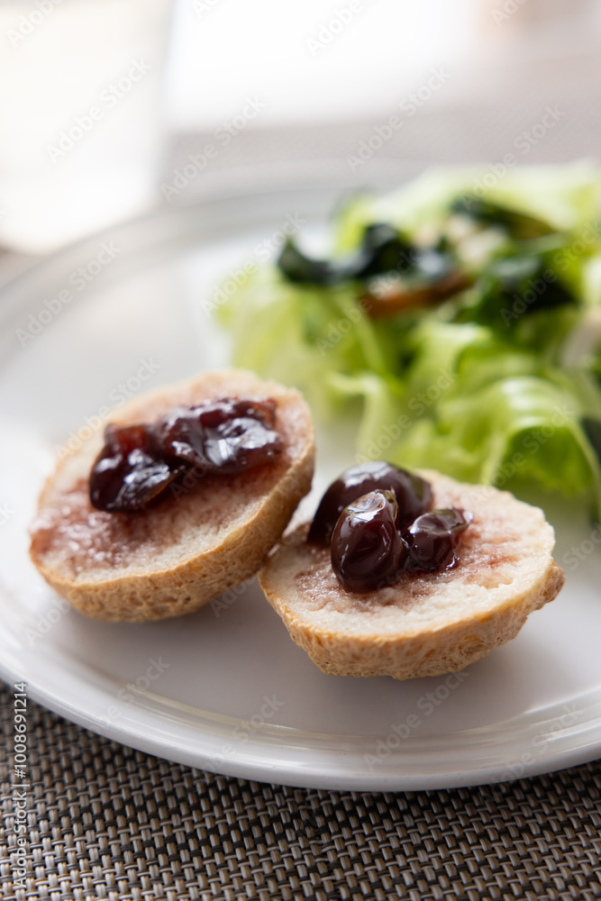 ぶどうジャムがトッピングされたパン