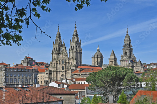 Santiago de Compostela, Galizia, panorama sulla cattedrale e la città antica dalla salita al Parque della Alameda - Spagna