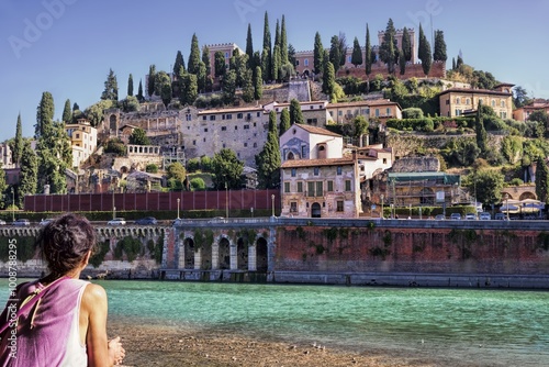 Obraz na płótnie verona, italien - 08.10.2023 - frau blickt auf die etsch w salonie