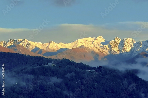 montagne innevate con il sole