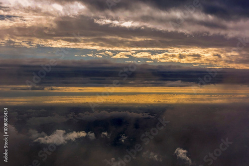 tramonto con cielo nuvoloso