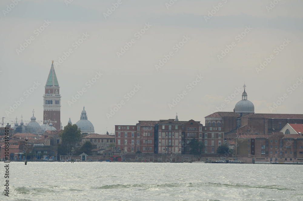 Obraz premium Venice: Historic Buildings and Domes Reflecting on Tranquil Canal Waters