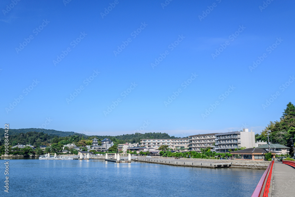 Obraz premium 日本三景 松島の海岸を歩く