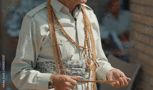 Foto A person carrying and selling rosaries