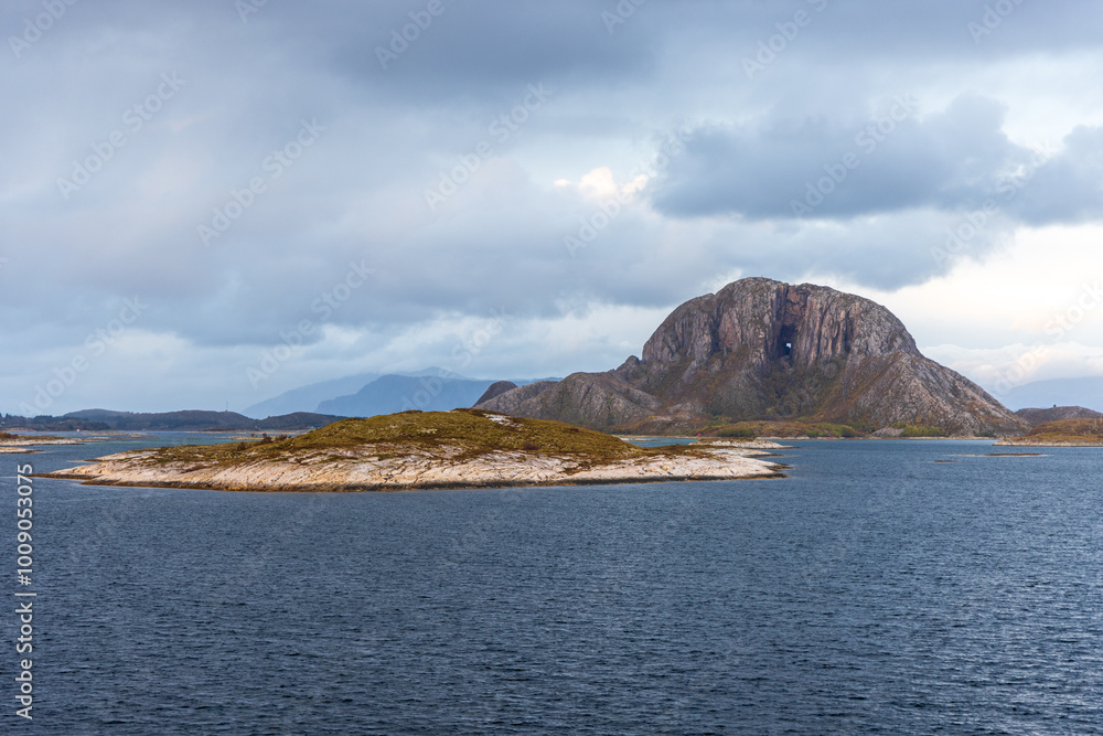Der Berg Torghatten auf der Insel Torget nahe Brønnøysund im Herbst Der Berg Torghatten auf der Insel Torget nahe Brønnøysund im Herbst