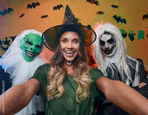 Selfie entre amis pour célébrer la fête d'Halloween le 31 octobre photo