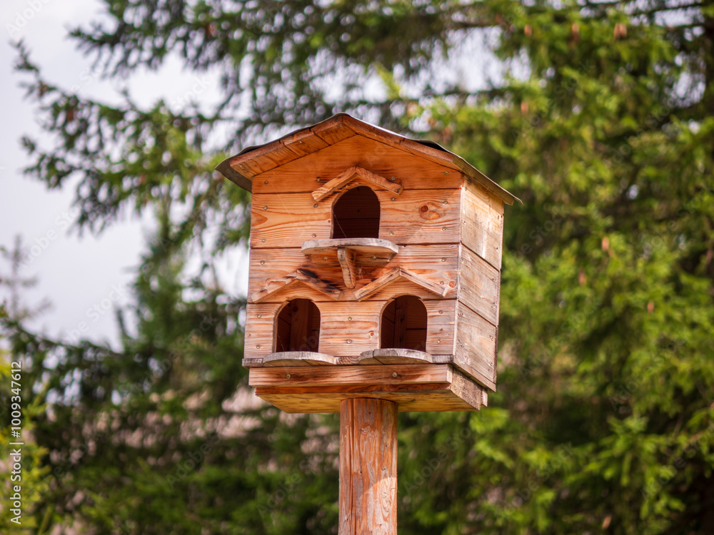 A solid wooden birdhouse made of wood is an excellent protection for birds in bad weather conditions, but it can also be a good refuge from predators. A solid wooden birdhouse made of wood is an excellent protection for birds in bad weather conditions, but it can also be a good refuge from predators.