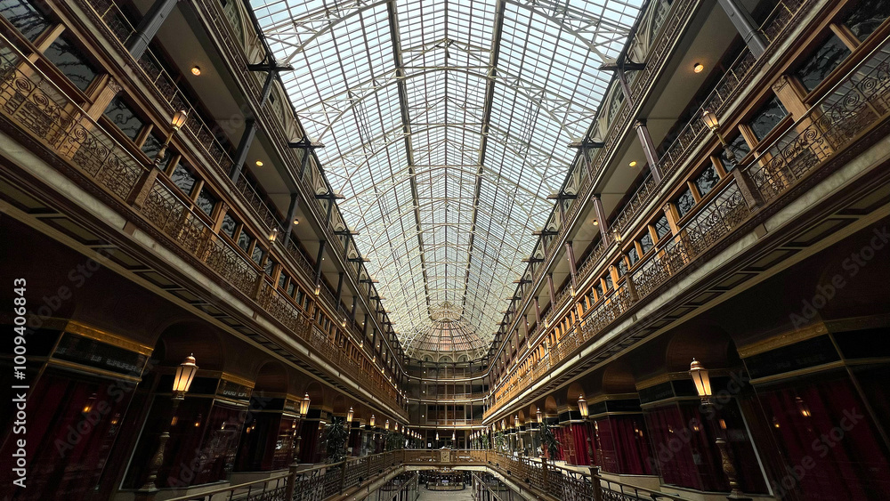 Fototapeta premium Historic grand shopping arcade