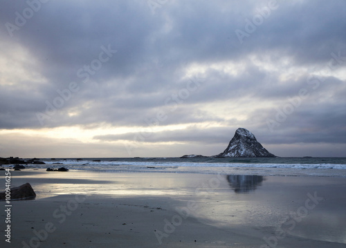 Isola Bleiksoya in inverno al tramonto dalla spiaggia di Bleik, Andoya, Nordland, Norvegia