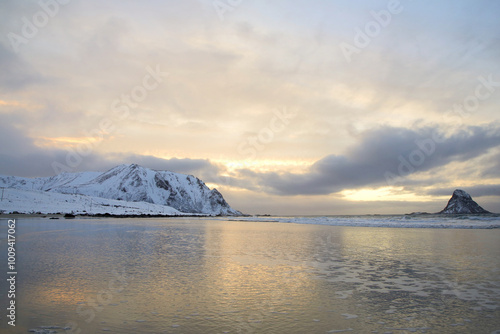 Bleiksoya in inverno al tramonto dalla spiaggia di Bleik, Andoya, Nordland, Norvegia