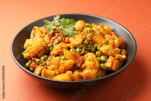 Foto Aloo gobi is a simple vegetarian dish made with potatoes, cauliflower, spices an