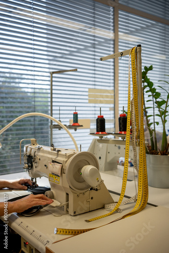 Schneiderhandwerk. Änderungsschneiderei. Schneider photo