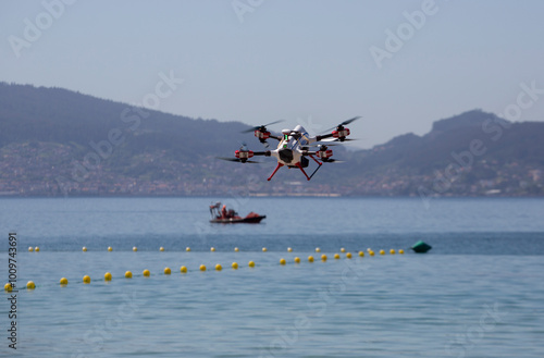 Foto A lifeguard aid drone patrols Silgar beach in Sanxenxo, Galicia