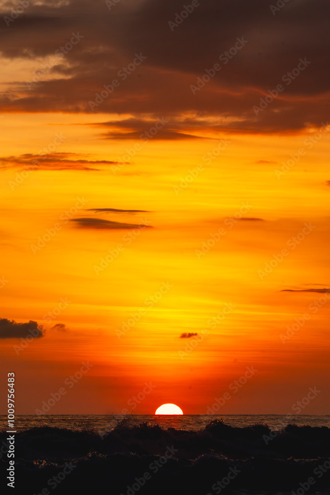 Obraz premium beautiful sunset golden hour above sea background sky orange