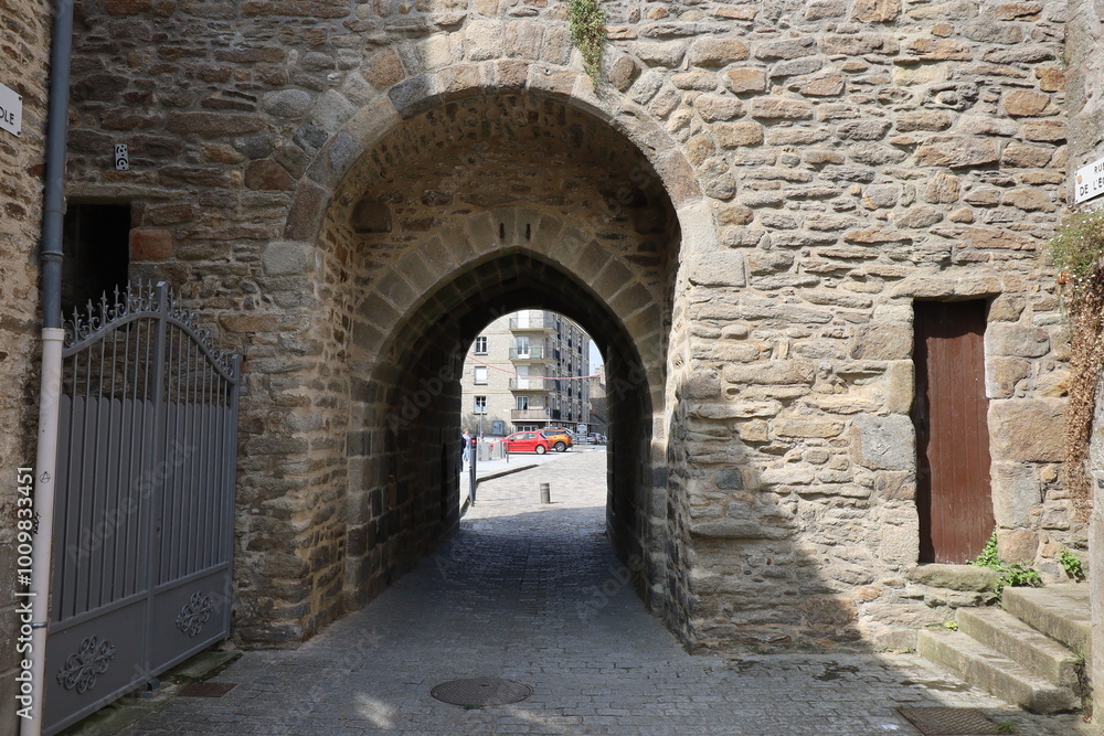 La porte Saint Malo, ancienne porte de ville, ville de Dinan, département des Côtes d'Armor, Bretagne, France La porte Saint Malo, ancienne porte de ville, ville de Dinan, département des Côtes d'Armor, Bretagne, France
