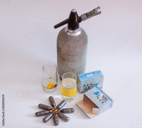 Canvastavla Vintage retro CO2 Siphon Dispensder bottle and CO2 charger canister