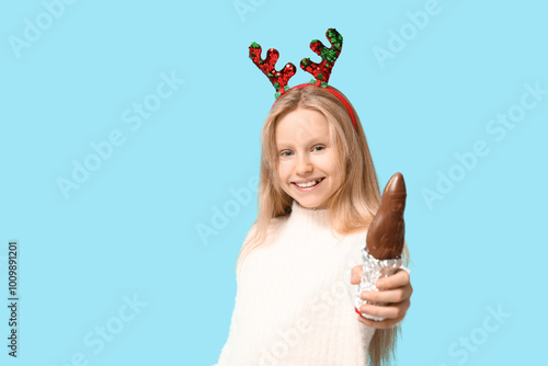 Cute little girl in reindee...