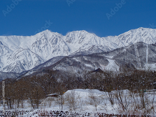 快晴の空と真冬の北アルプス 長野県白馬村