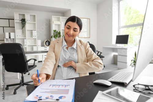 Smiling pregnant businesswo...