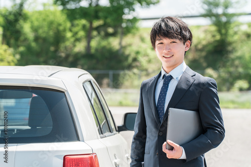 Konstfotografi 車の査定をするカーディーラの査定士・営業マンの若いアジア人男性